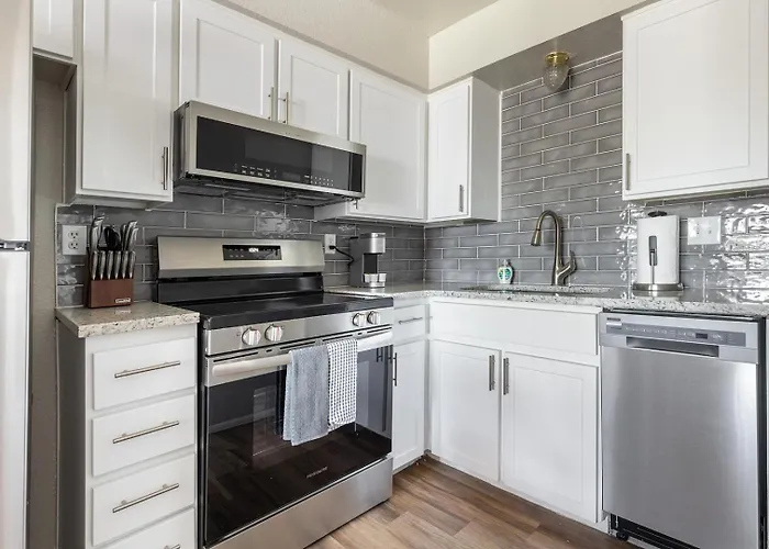 Landing Stunning 1bd In Maryvale Village Apartment *