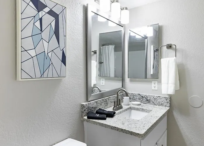 Landing Stunning 1bd In Maryvale Village